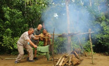 Making fire traditionally with indigenous Maleku