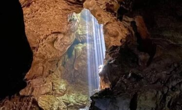 Sunlight shining into Cavernas del Venado